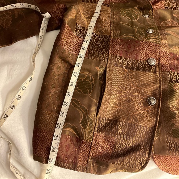 Vintage Tudor Court by by Haband it is large please look at photos for size. - Picture 10 of 11